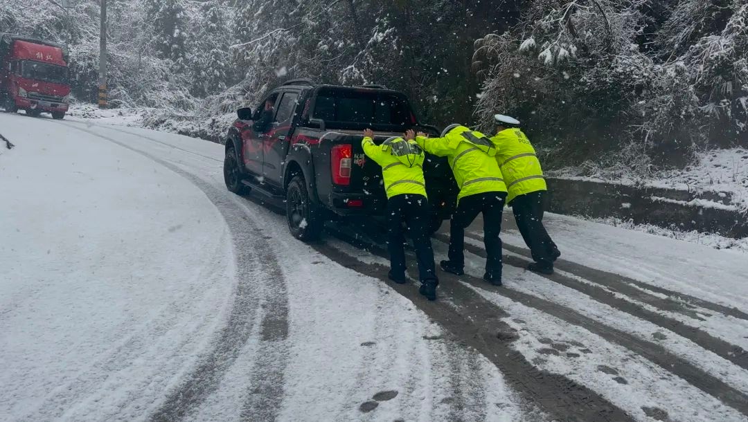 怀化多地迎来2025年初雪!主城区黄岩已换冬装,你那里下雪了吗? 第8张 怀化多地迎来2025年初雪!主城区黄岩已换冬装,你那里下雪了吗? 第8张