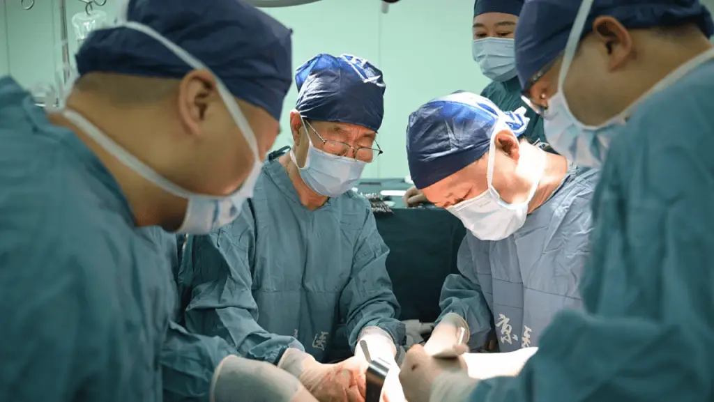 国际首例！基因编辑猪肝脏成功移植脑死亡患者，医学奇迹还是伦理挑战？  第1张