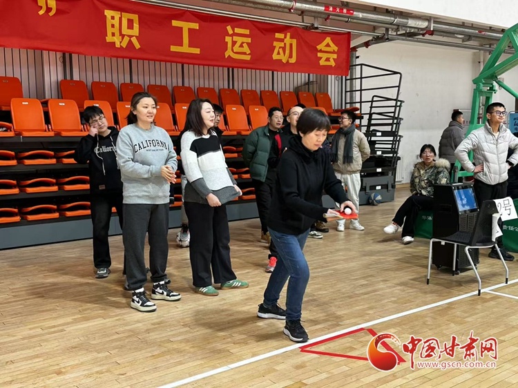 甘肃体彩职工运动会惊现神级默契！单手托乒乓球接力跑，他们是如何做到的？  第2张