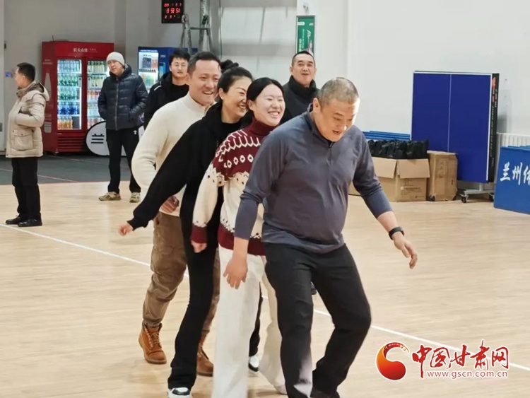 甘肃体彩职工运动会惊现神级默契！单手托乒乓球接力跑，他们是如何做到的？  第3张