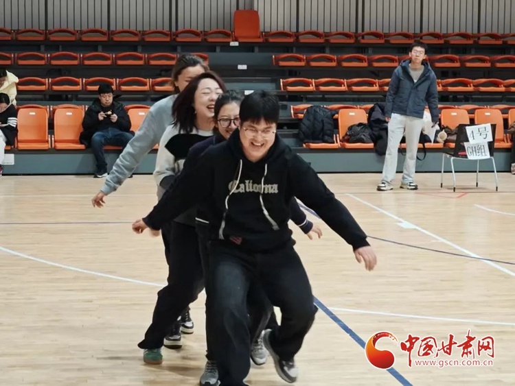 甘肃体彩职工运动会惊现神级默契！单手托乒乓球接力跑，他们是如何做到的？  第4张