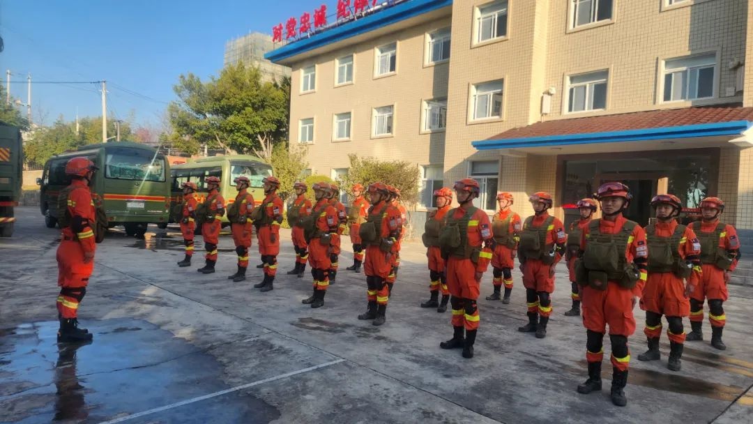 大理州森林消防支队200余人实战演练！他们如何应对重特大森林火灾和6.3级地震？  第1张