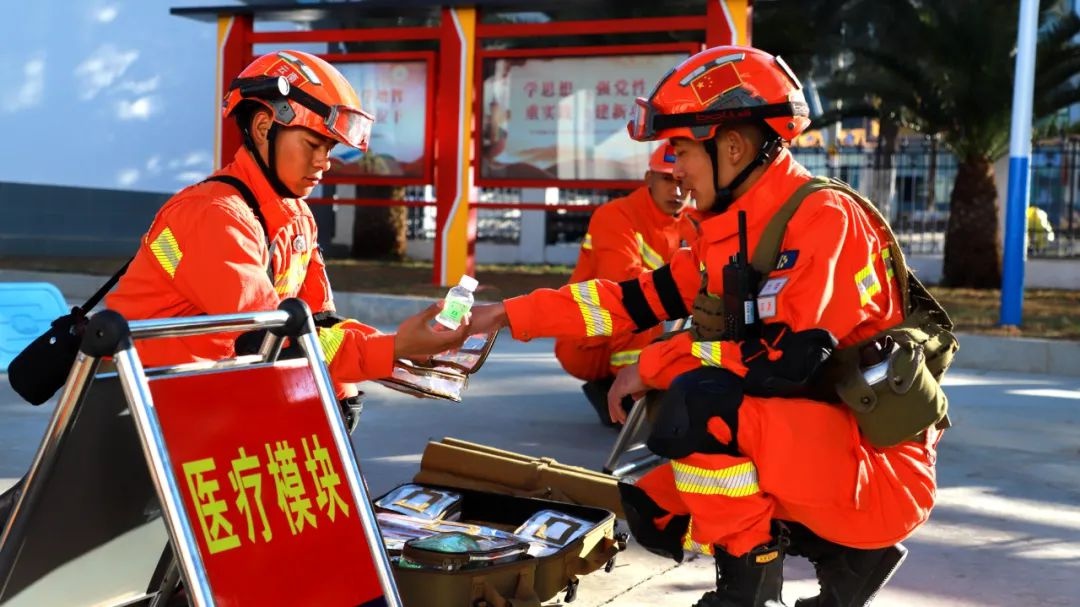 大理州森林消防支队200余人实战演练！他们如何应对重特大森林火灾和6.3级地震？  第3张
