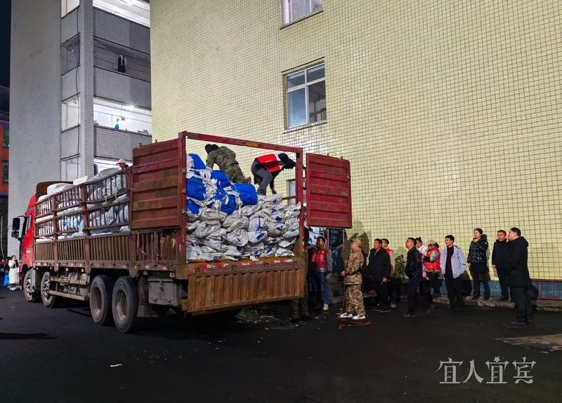 一家人平安是最大的幸运！山体滑坡后，他们如何在安置点渡过难关？  第3张