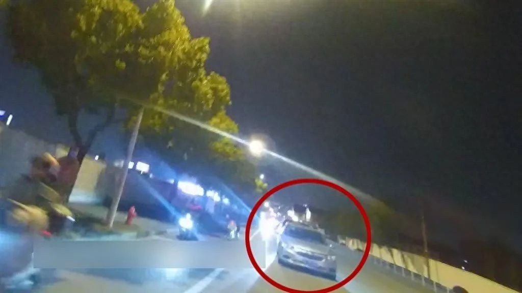 酒驾司机竟在临检前熄灯换座，警方如何识破这场‘换位游戏’？