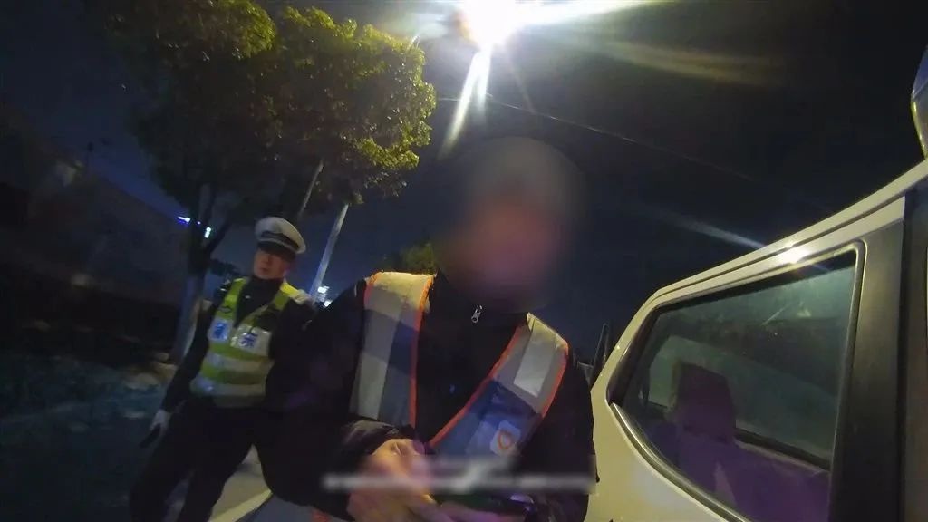 酒驾司机竟在临检前熄灯换座，警方如何识破这场‘换位游戏’？  第2张
