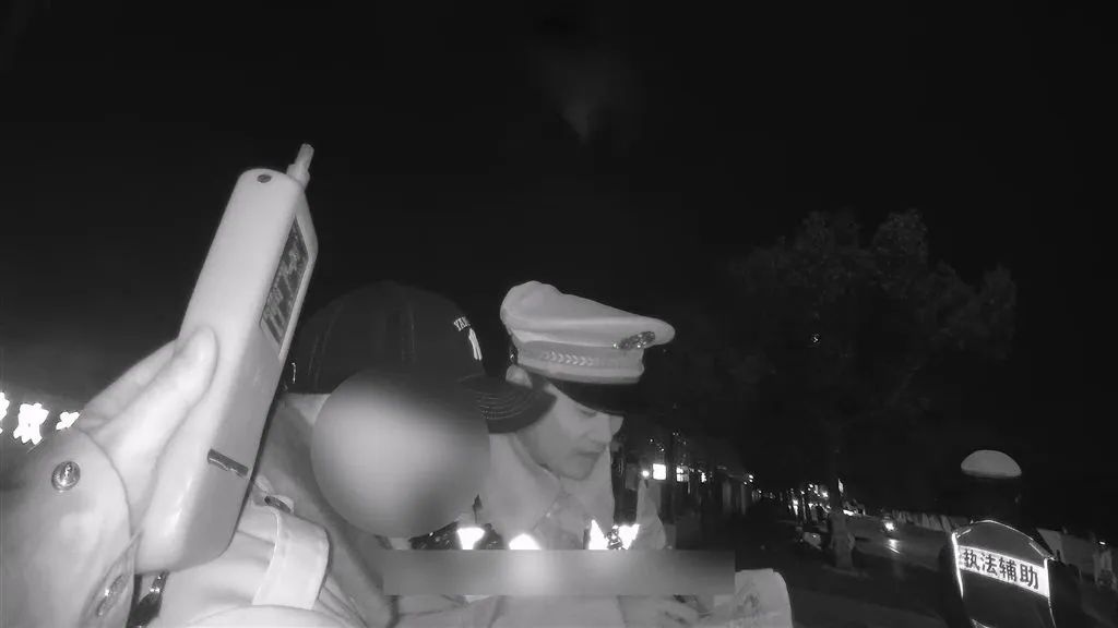 酒驾司机竟在临检前熄灯换座，警方如何识破这场‘换位游戏’？  第3张