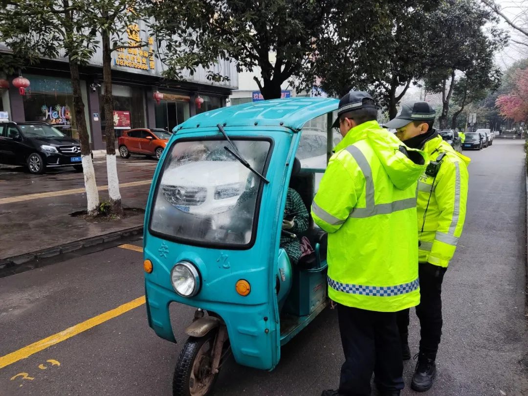 春节后罗平交警严打老年代步车，无牌车辆上路将面临什么后果？  第2张