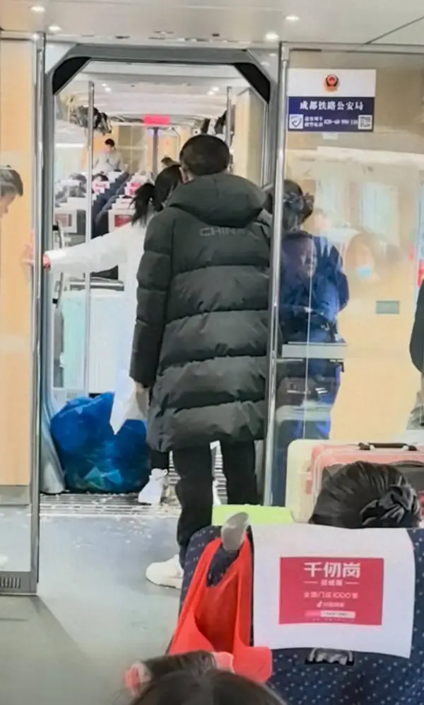 过期4年的方便面竟在高铁上售卖？铁路局回应引发更多疑问