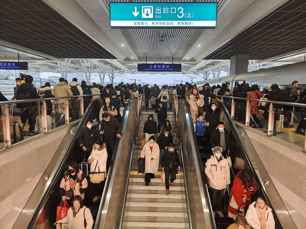 2025年春运长三角铁路客流突破6613万人次，上海虹桥站单日发送旅客15万，你准备好了吗？