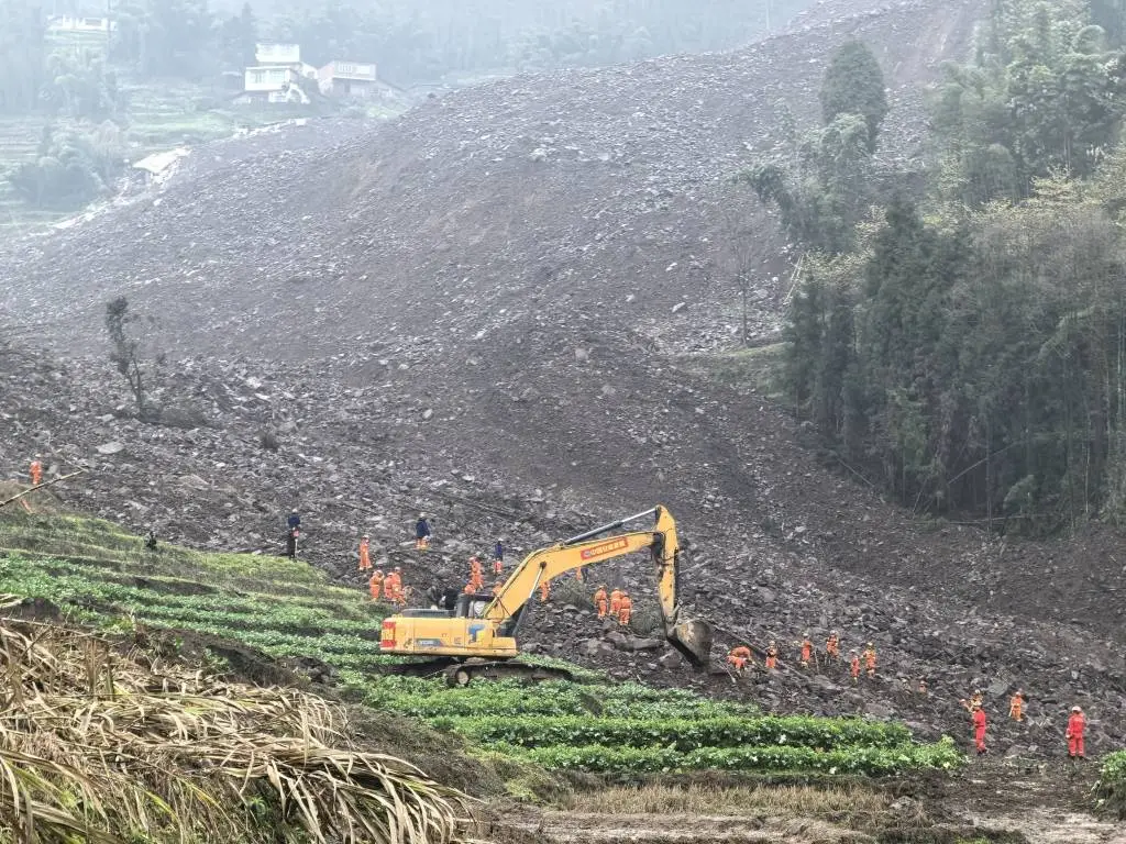 四川山体滑坡：29人失联，救援人员彻夜未停，你愿意为他们加油吗？