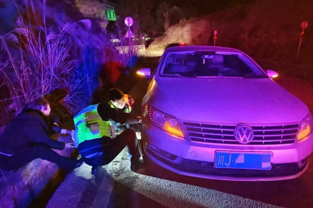 深夜爆胎无助时，警察叔叔暖心相助，你遇到过这样的感动瞬间吗？