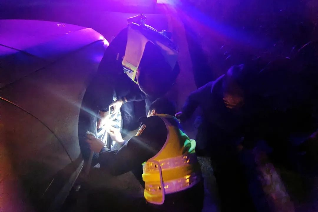 深夜爆胎无助时，警察叔叔暖心相助，你遇到过这样的感动瞬间吗？  第2张