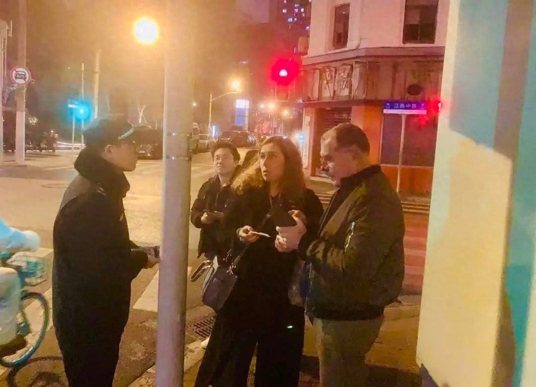 大年初一夜晚，上海外滩惊现外国游客呼救！城管蓝如何上演暖心救援？