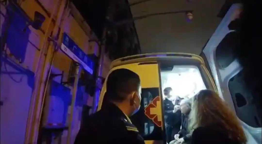 大年初一夜晚，上海外滩惊现外国游客呼救！城管蓝如何上演暖心救援？  第2张