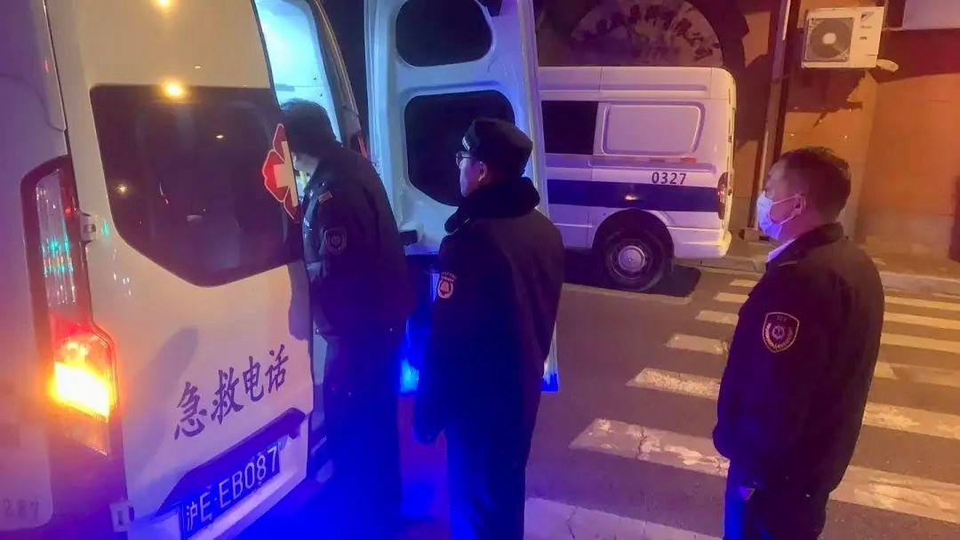 大年初一夜晚，上海外滩惊现外国游客呼救！城管蓝如何上演暖心救援？  第4张