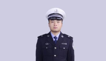 25岁交警何华明如何在春运中守护万千家庭的归途？  第1张