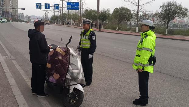25岁交警何华明如何在春运中守护万千家庭的归途？  第3张