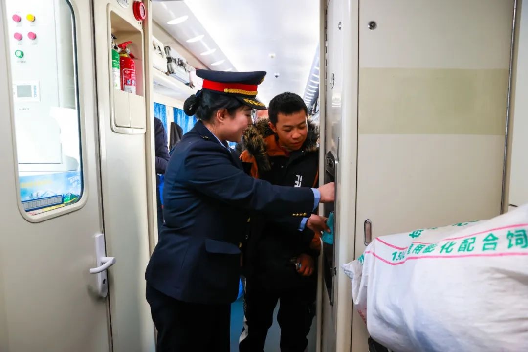 25岁女列车长首次春运：4802公里、34站、67小时，她如何应对？  第2张