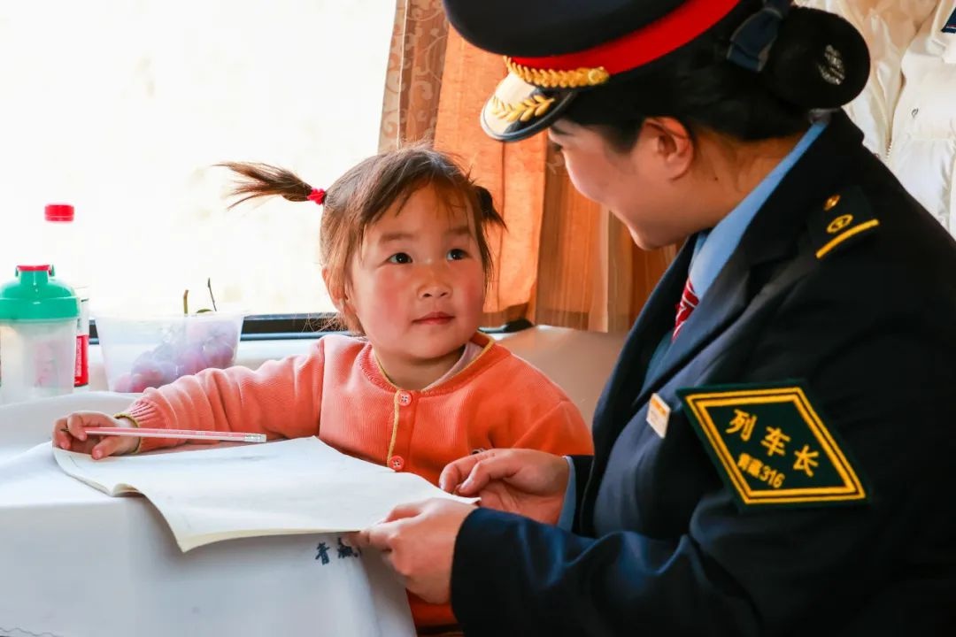 25岁女列车长首次春运：4802公里、34站、67小时，她如何应对？  第4张