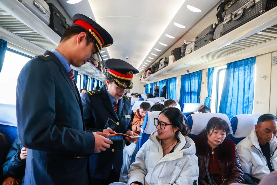 25岁女列车长首次春运：4802公里、34站、67小时，她如何应对？  第6张