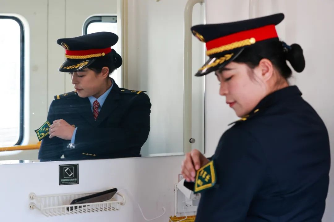 25岁女列车长首次春运：4802公里、34站、67小时，她如何应对？  第10张