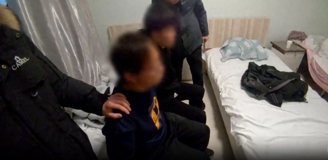 一夜之间三车被砸，12.7万财物不翼而飞！临河公安如何神速破案？  第1张