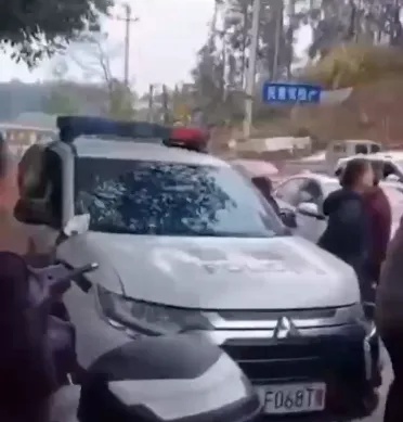 警车失控连撞三车，肇事者竟是普通市民？真相令人
