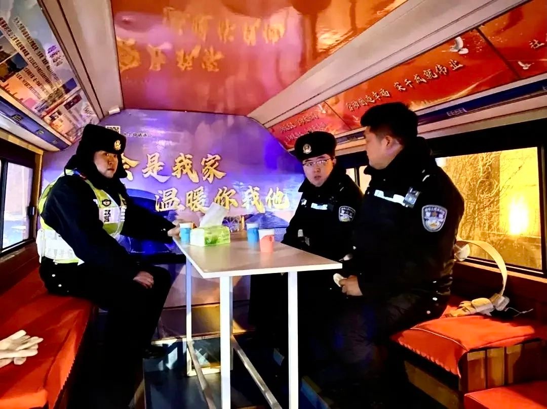 哈尔滨亚冬会新福利：公交流动工会驿站大巴车，游客与户外劳动者的温暖避风港  第3张