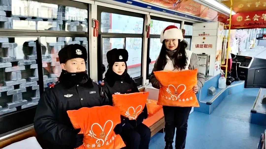哈尔滨亚冬会新福利：公交流动工会驿站大巴车，游客与户外劳动者的温暖避风港  第4张