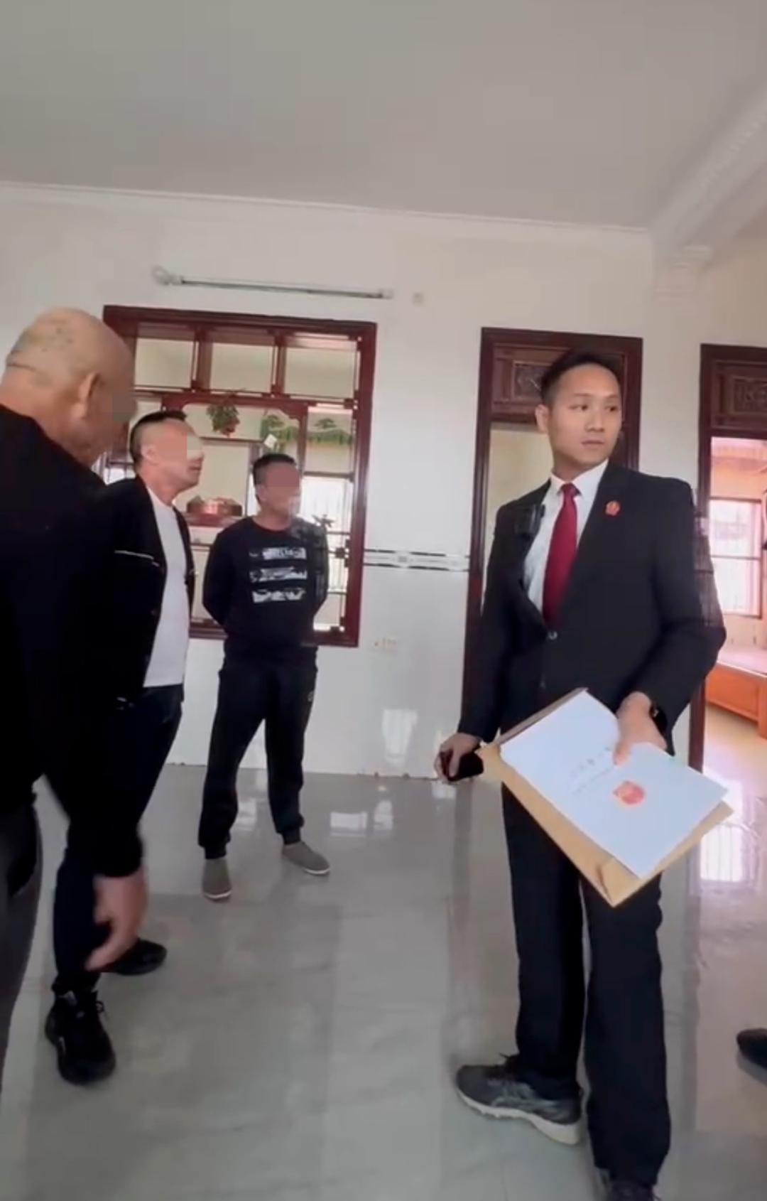 警车疾驰！176000元债务纠纷，纪某为何突然现身？法院紧急行动