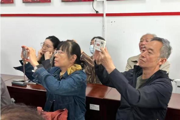 银龄课堂教老人视频剪辑?快来看看精彩瞬间!  第2张