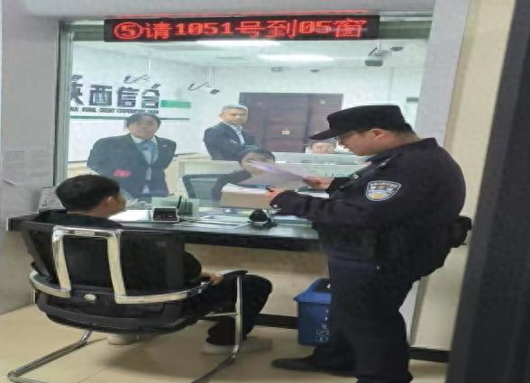银行柜员如何识破诈骗陷阱？沣东支行成功拦截38600元涉诈资金  第1张