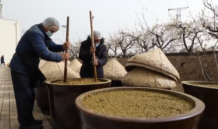陕西蒲城梨花盛开时，为何村民都在忙着酿酱油？揭秘千年古法酿造工艺  第2张