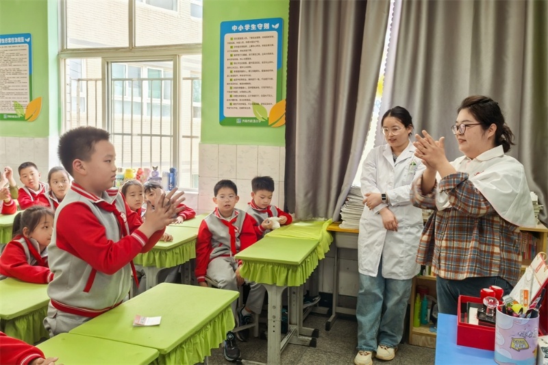 济南市皮肤病防治院进小学义诊：健康从娃娃抓起?  第2张