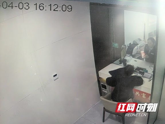 眼神闪躲神情紧张要取大额现金？农行永顺支行成功拦截35万诈骗  第2张
