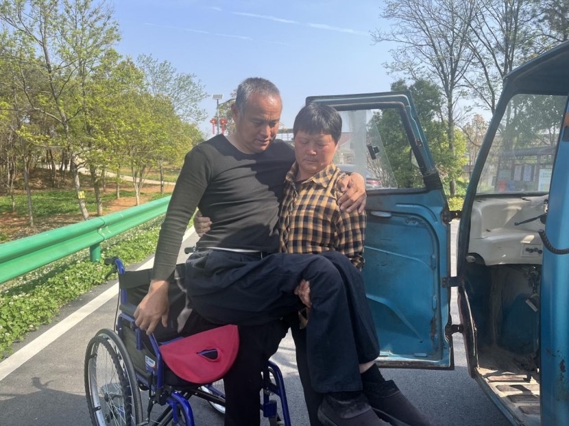32年不离不弃!56岁江月俊如何撑起瘫痪丈夫的家? 第2张 32年不离不弃!56岁江月俊如何撑起瘫痪丈夫的家? 第2张