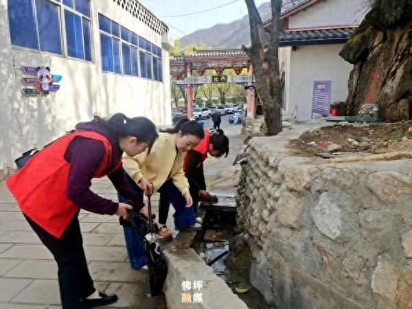 清明节袁家庄街道志愿服务！红马甲如何暖游客心？