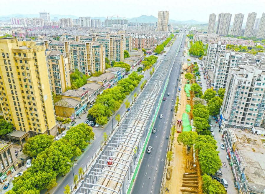 江东大道辅道施工忙！200多人抢抓黄金期？