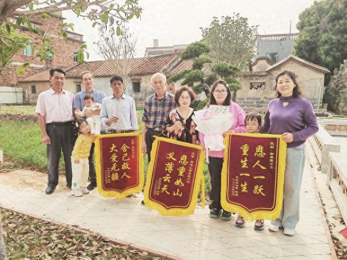 女童误踩入水潭，锦旗背后有着怎样的救命故事?  第1张