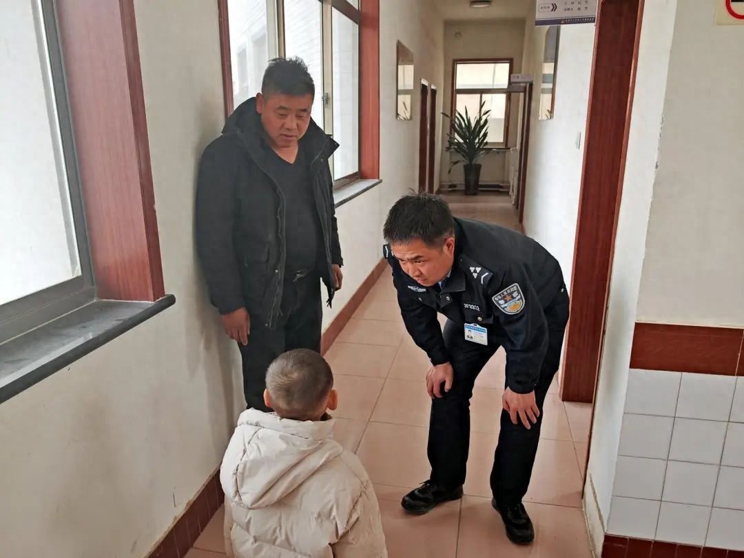警民携手助4岁走失男童归家，这就是警民一家亲吧!