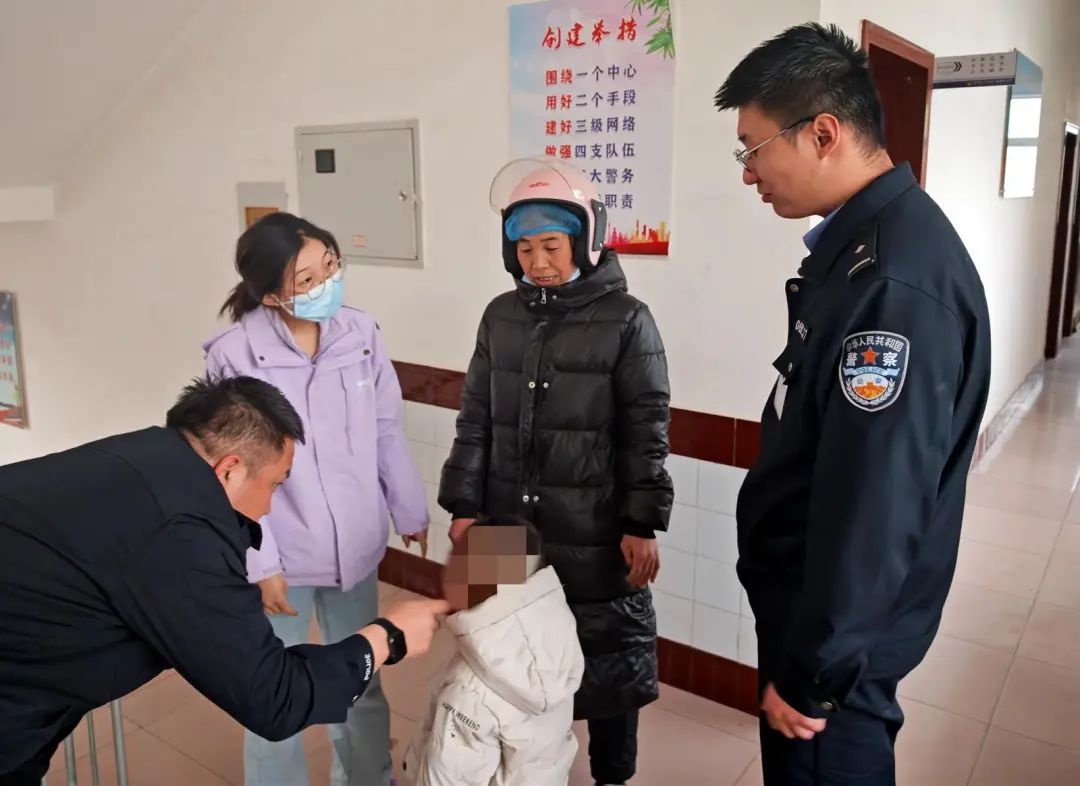 警民携手助4岁走失男童归家，这就是警民一家亲吧!  第2张