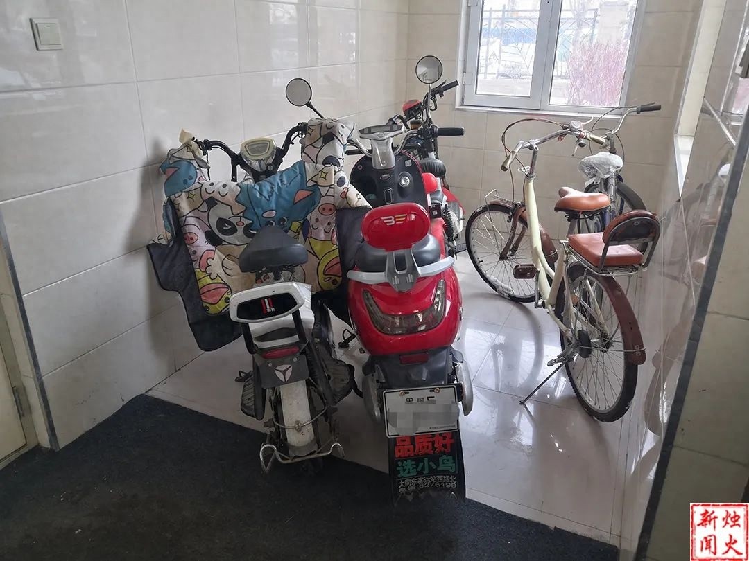 电瓶车楼道停放乱象频出，安全便捷怎兼顾？!