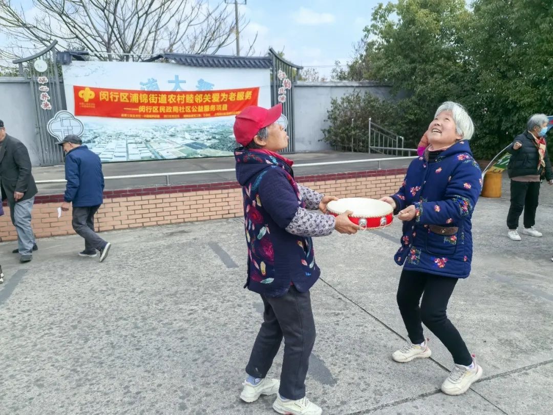 80多岁老人投中笑开颜！趣味运动有多棒？  第2张
