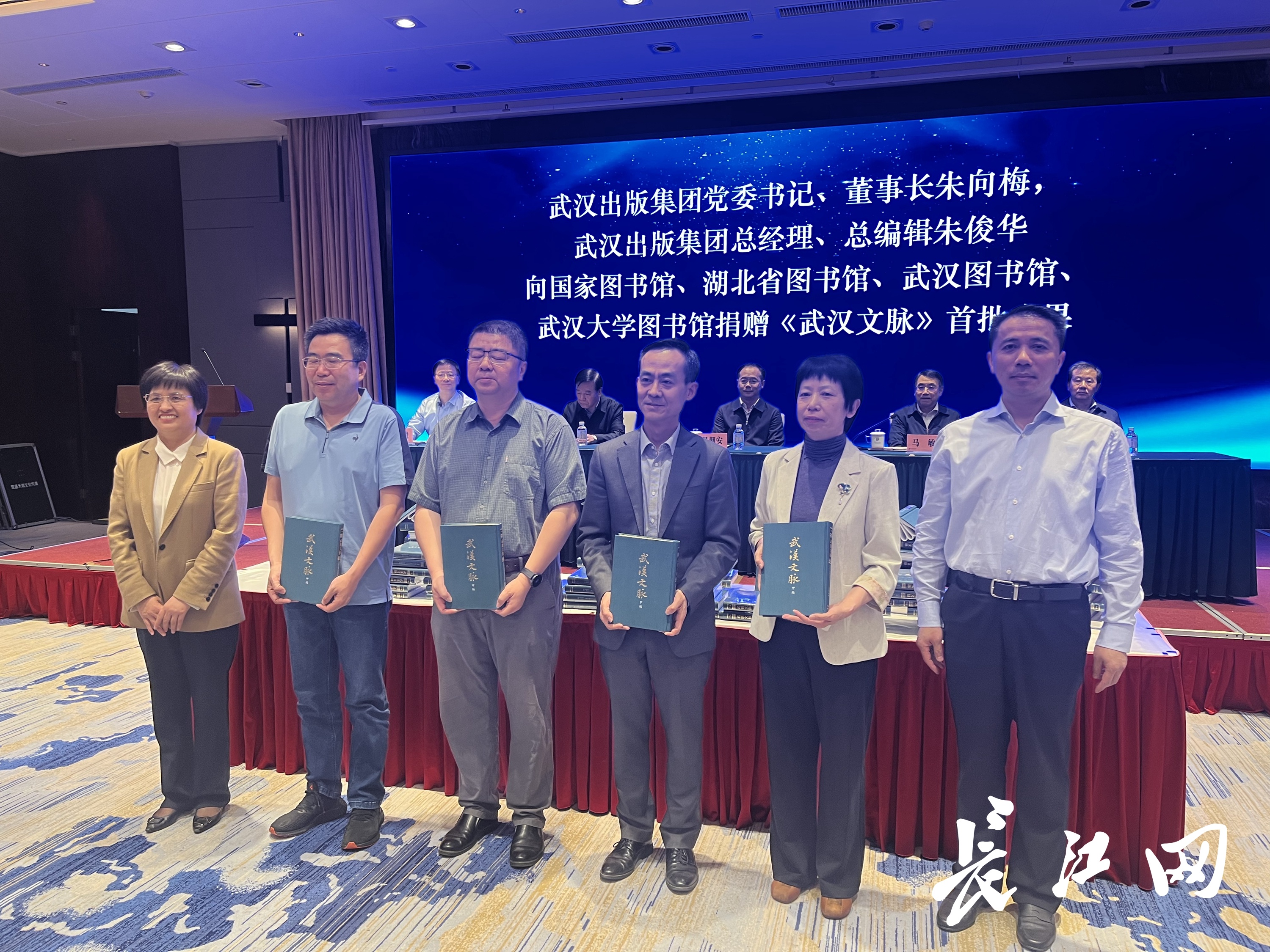 武汉文脉图书发布!装帧精美,青绿色背后有何深意? 第2张 武汉文脉图书发布!装帧精美,青绿色背后有何深意? 第2张