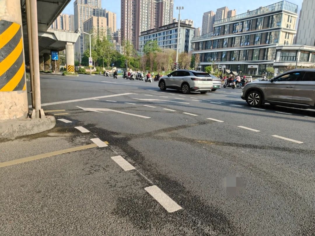 蜀都大道交汇口曾堵成狗！交警出啥招改拥堵现状？