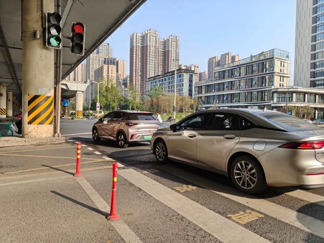 蜀都大道交汇口曾堵成狗！交警出啥招改拥堵现状？  第3张