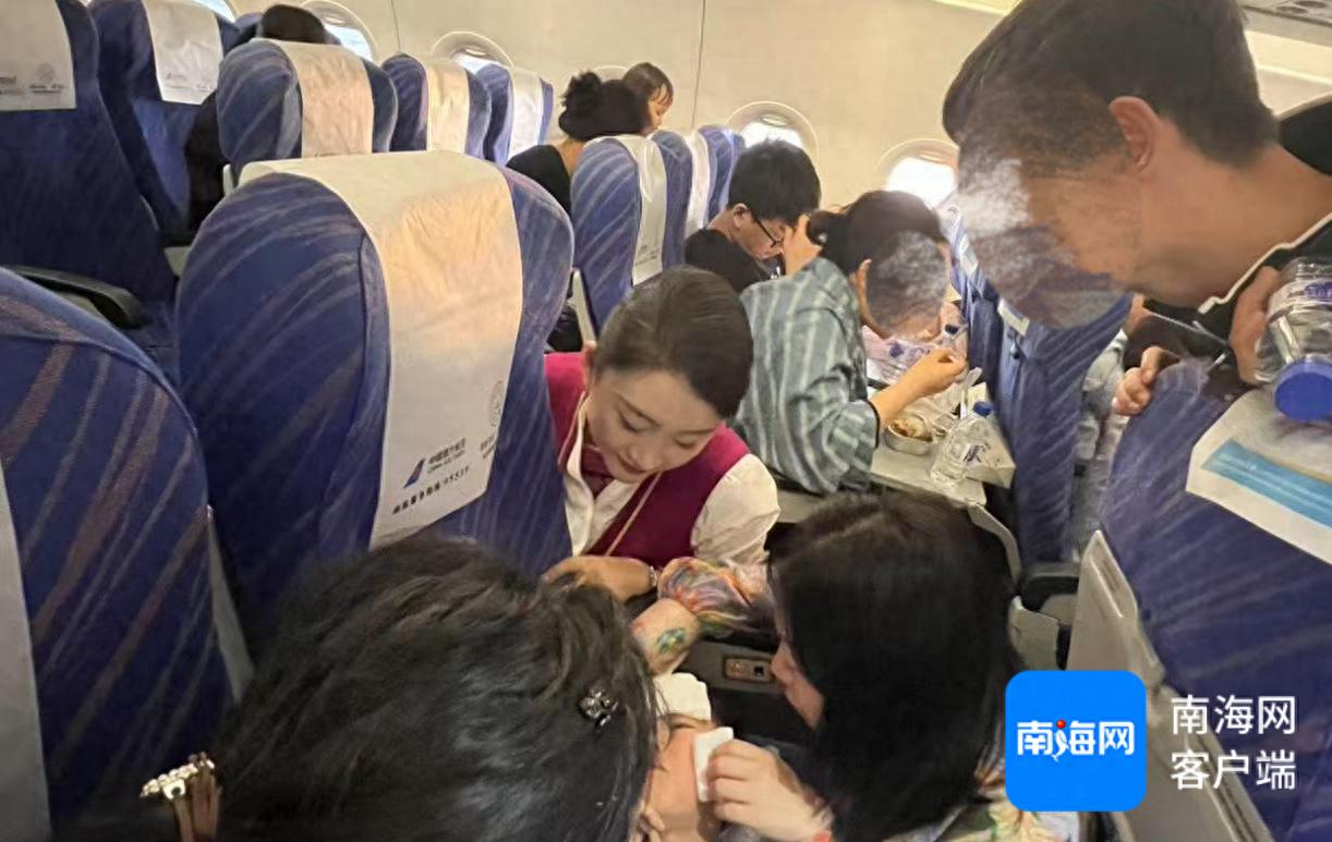 万米高空小旅客突发惊厥! 乘务组如何架起生命通道?