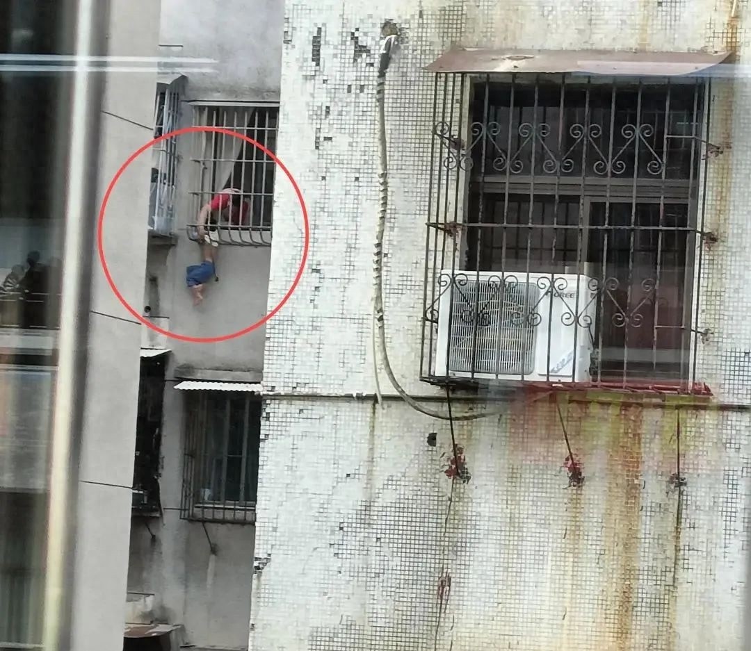 蓬江区男童头卡6楼防护栏，悬空中随时会坠落？  第1张