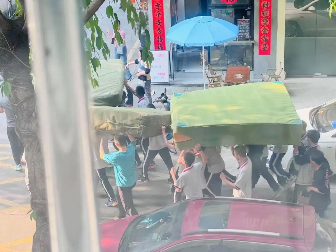 蓬江区男童头卡6楼防护栏，悬空中随时会坠落？  第4张